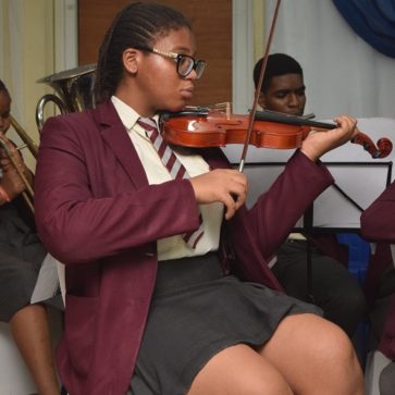student-playing-violin